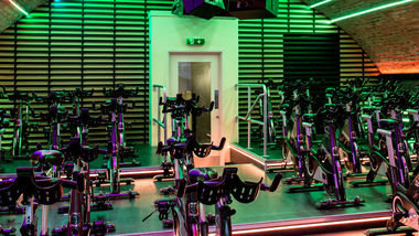Cycle studio large HD projection